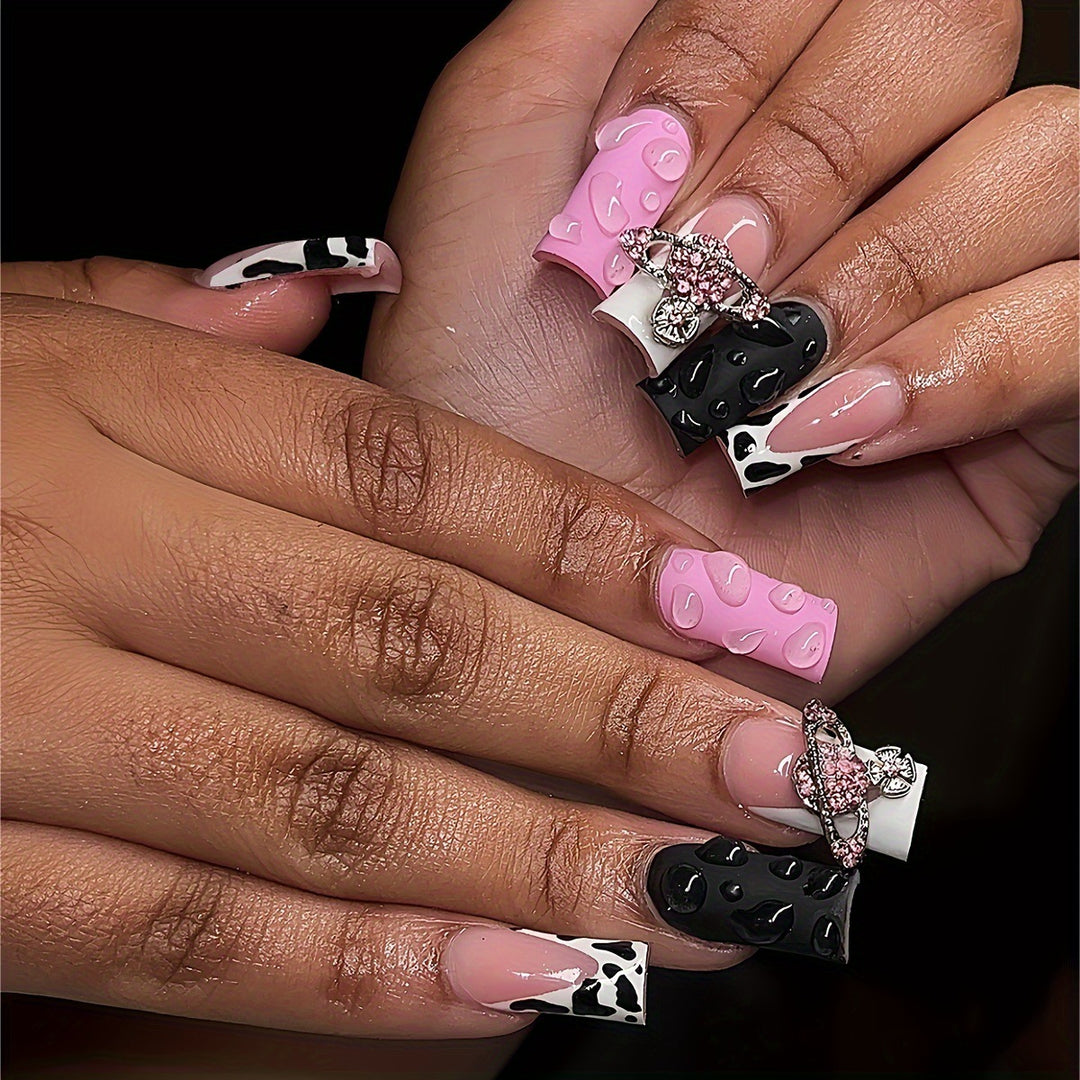Dekorative 3D Press-On Nagelkunst mit Edelsteinakzenten Karnz