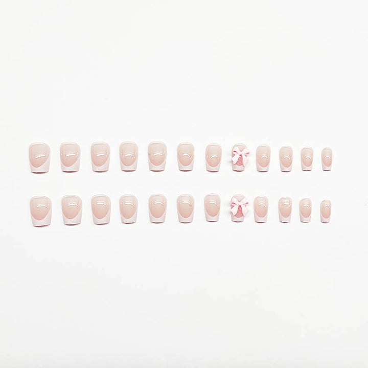 Dekorative French Tip Nagelverlängerungen mit Schleifenakzenten Karnz