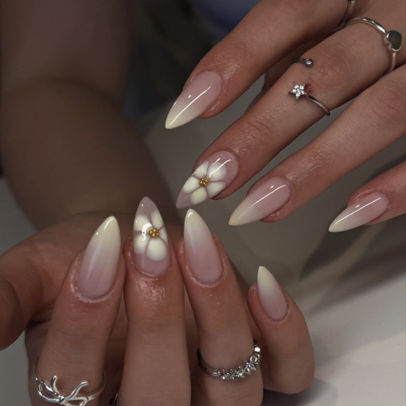 Elegante Stiletto-Nägel mit floralen Akzenten Karnz