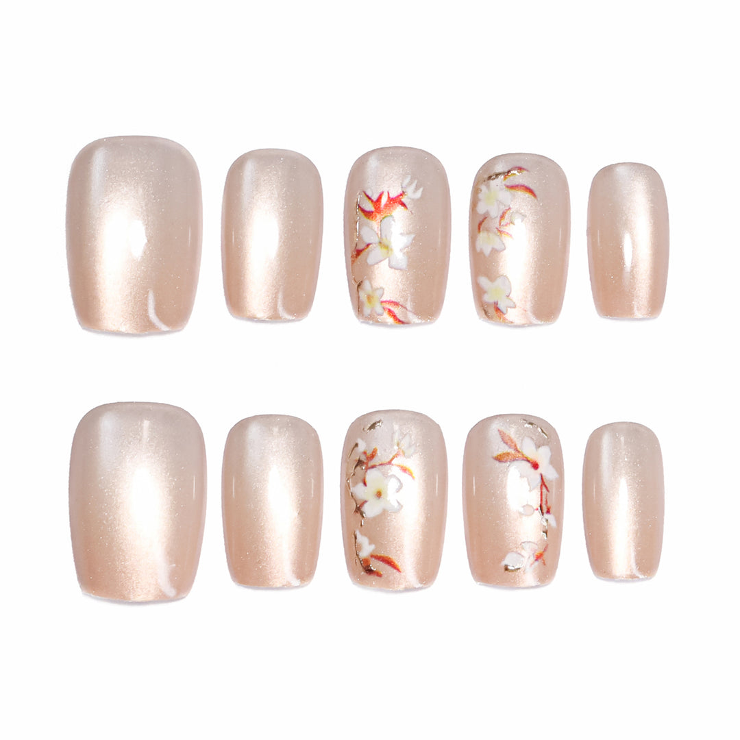 Künstliche Nagelkunst mit zeitlos floralem Design Karnz