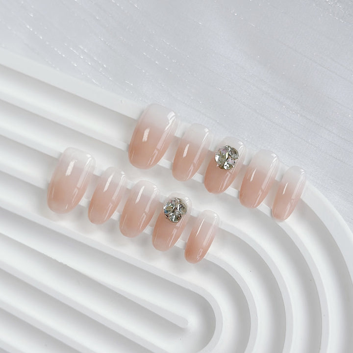 Elegantes Ombre Press-On Nagelset mit Edelsteinakzenten