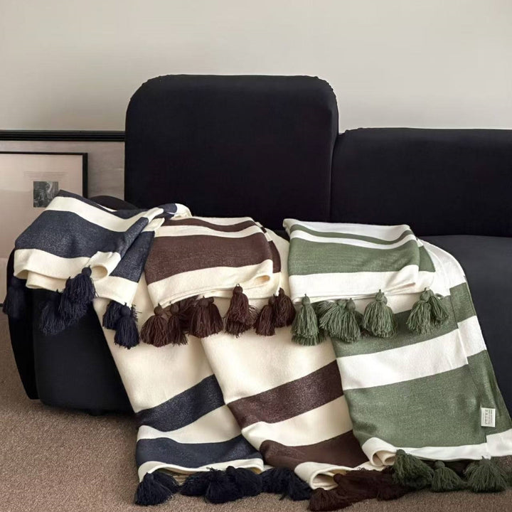 Weich gewebte Kuscheldecke mit Quasten und diagonalen Streifen
