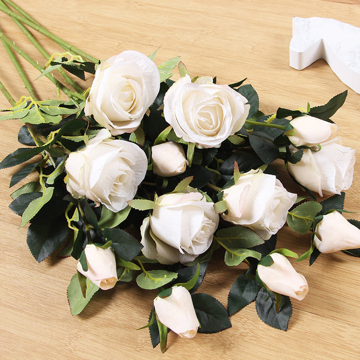 Realistisches Samt-Rosenbouquet