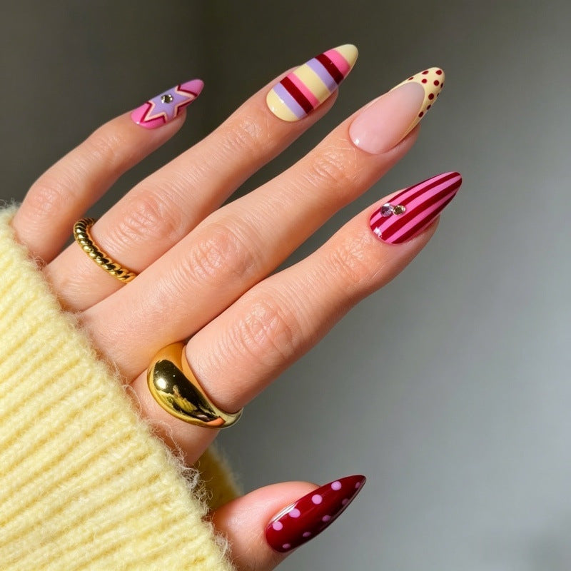 Kunstvolle Nagelnägel Set mit festlichen Mustern Karnz