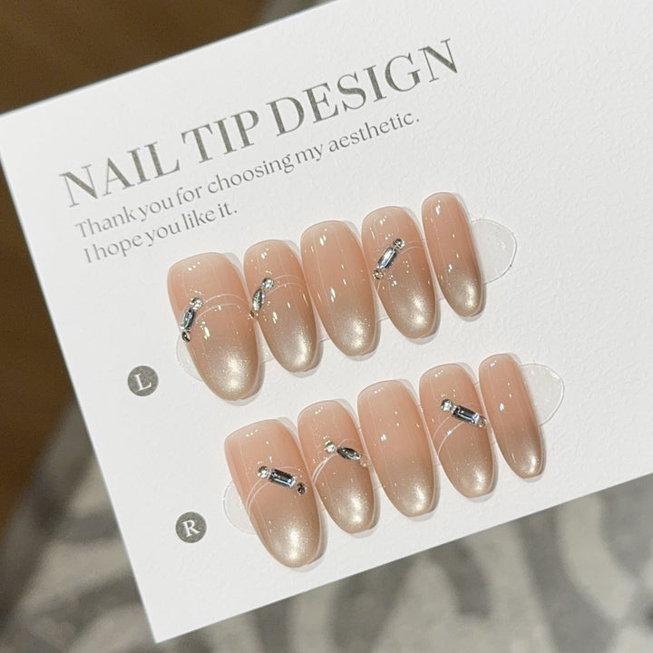 Kunstnagelspitzen mit Elegantem Farbverlauf und Strassakzenten Karnz