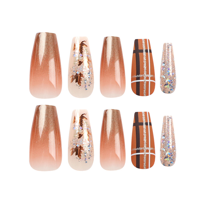 Kunstvolle Nagelverlängerungen mit Glitzer- und Blattmotiven Karnz