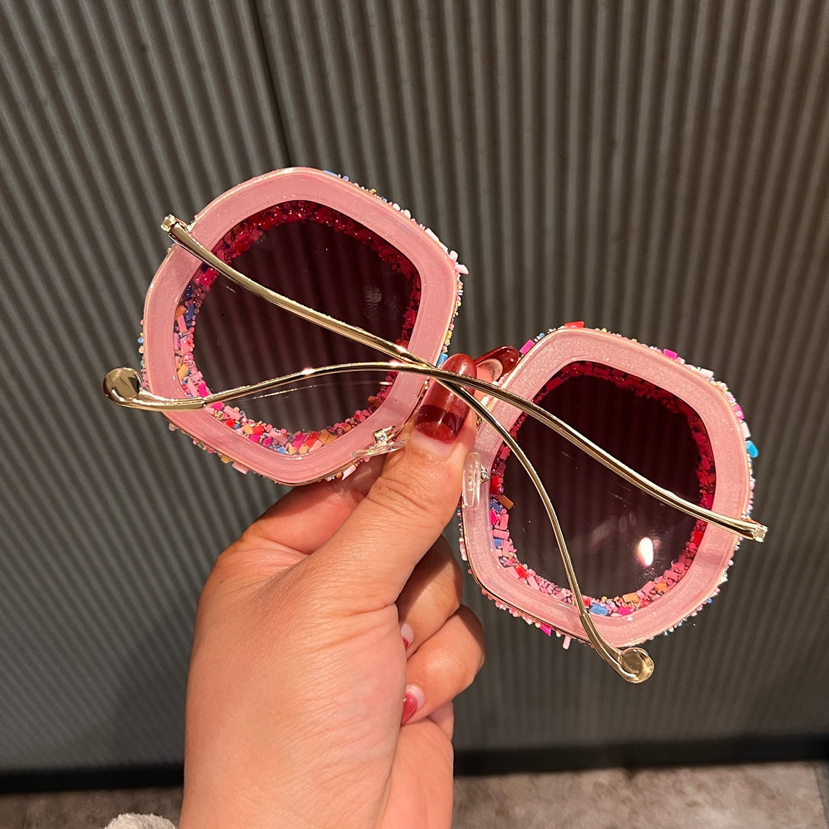 Damen Fashion-Sonnenbrille mit kreativen Strukturen und bunten Akzenten Karnz