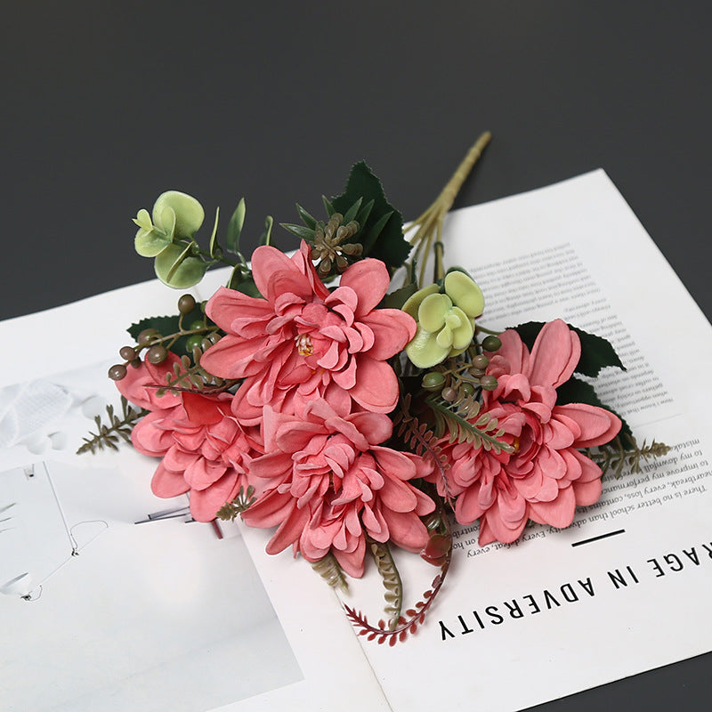 Dekorative Blumenarrangement für die Innendekoration