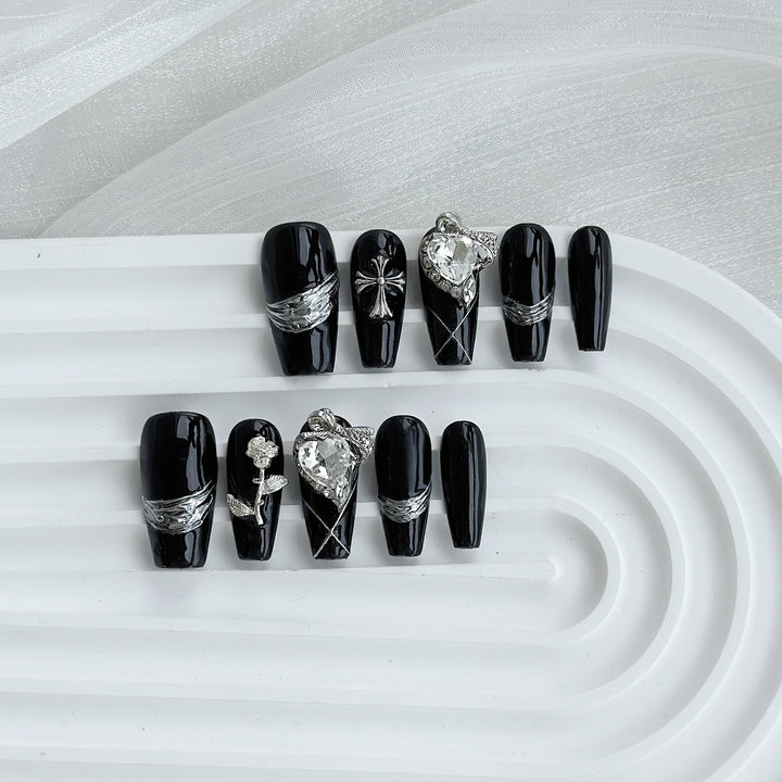 Dekorativer Press-On-Nagelset mit eleganten silbernen Akzenten