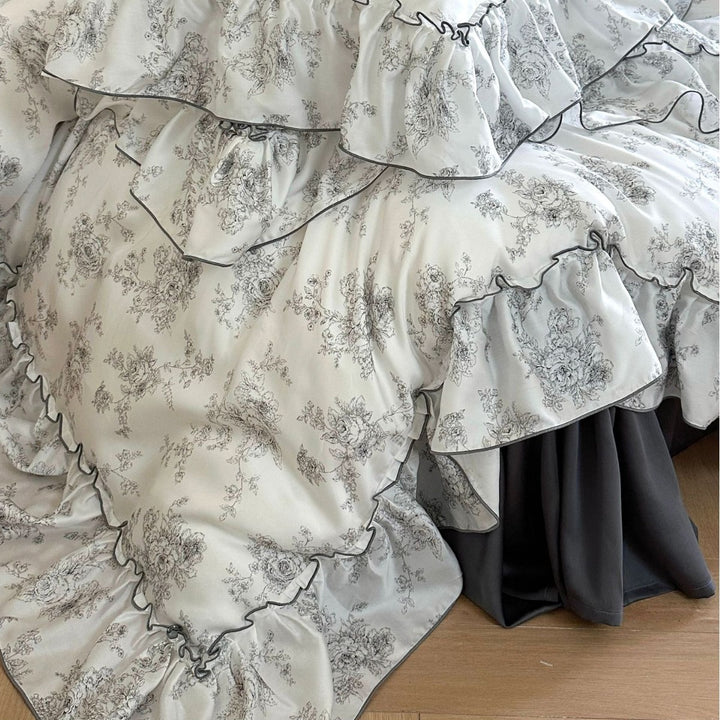 Elegante Satin-Bettwäschegarnitur mit Volantkante und Toile-de-Jouy-Motiv