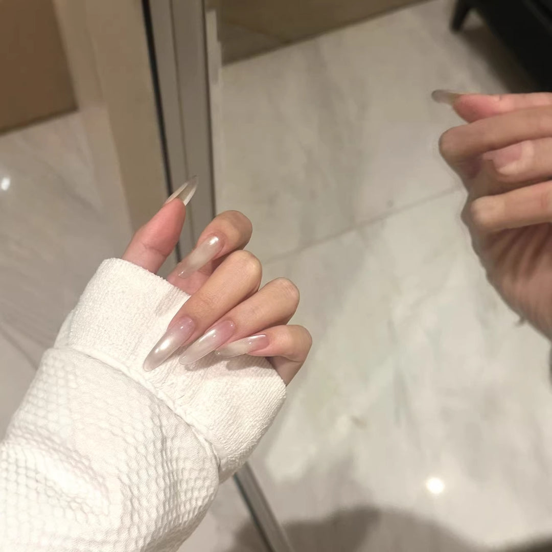 Lange mandelförmige Nagelverlängerungen