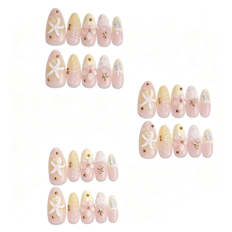 Kunstnagelset mit floralen 3D-Elementen und goldenen Akzenten Karnz