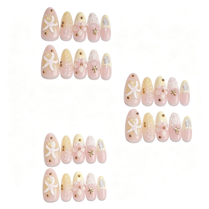 Kunstnagelset mit floralen 3D-Elementen und goldenen Akzenten Karnz