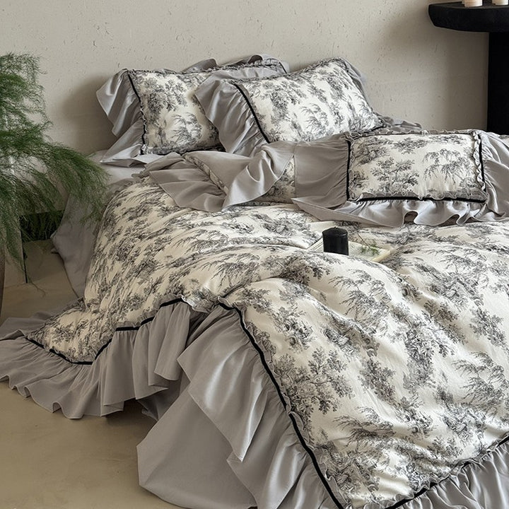 Bettwäschegarnitur im Toile-de-Jouy‑Stil mit gerafftem Volant und Zierkante