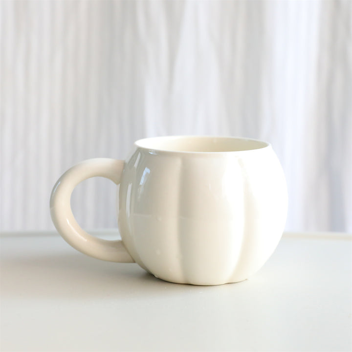 Keramikbecher mit ergonomischem Griff und geriffelter Ballonform