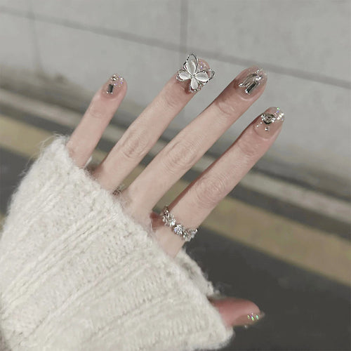 Dekoratives Press-On Nagelset mit Schmetterlingsakzenten Karnz