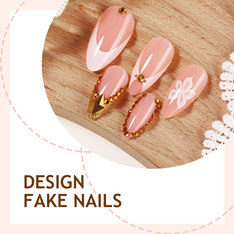 Kunstnagelset mit eleganten Blüten- und Goldakzenten Karnz
