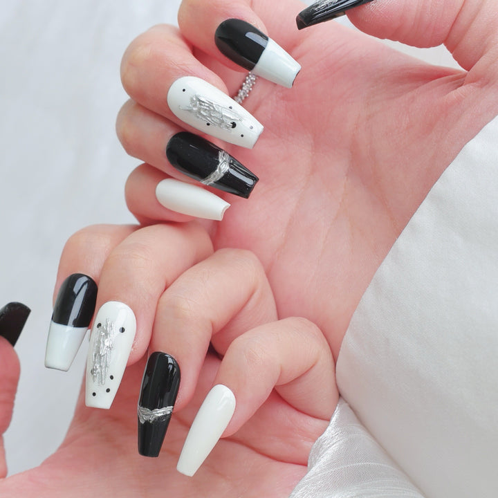 Künstlerisches Press-On-Nagelset mit metallischen Akzenten