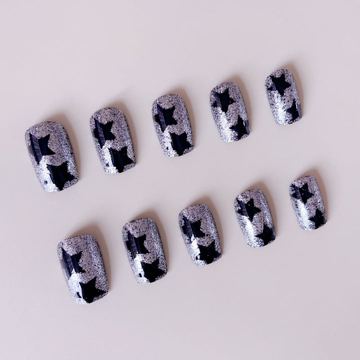 Kunstnagelset mit Glamourösen Strassverzierungen und Sternen-Motiven Karnz