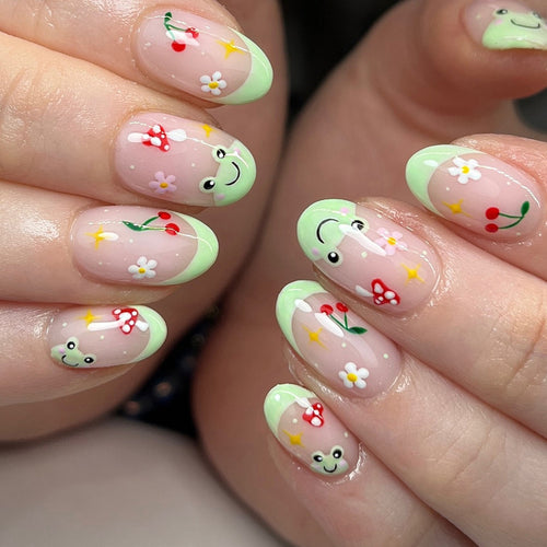 Kunstnagelset mit fröhlichen 3D-Motiven und blühenden Akzenten Karnz