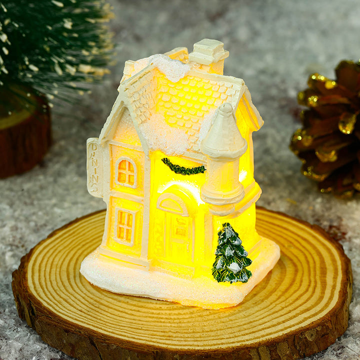 Beleuchtetes Weihnachtsdorfhaus mit festlicher Dekoration Karnz