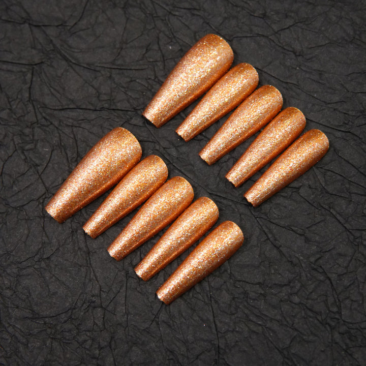 Glitzernde Stiletto Press-On Nageldesigns