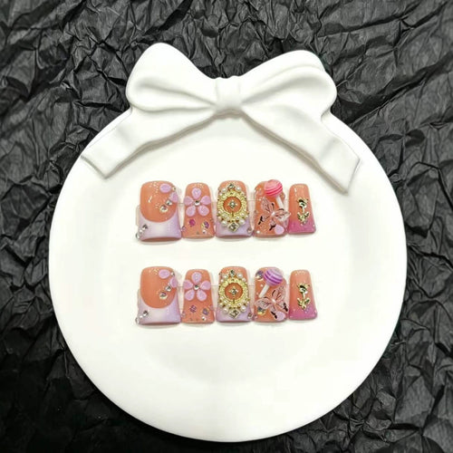 Dekoratives Press-On Nagelkunstset mit charmanten Blumen- und Schmuckakzenten