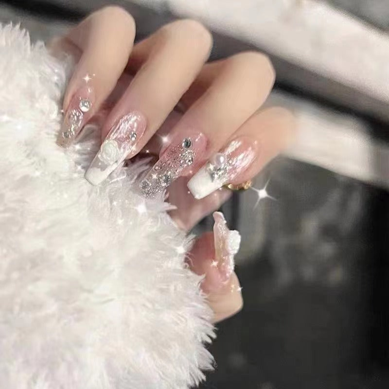 Elegante Kunstnägel mit Glitzer- und Blumendekor Karnz
