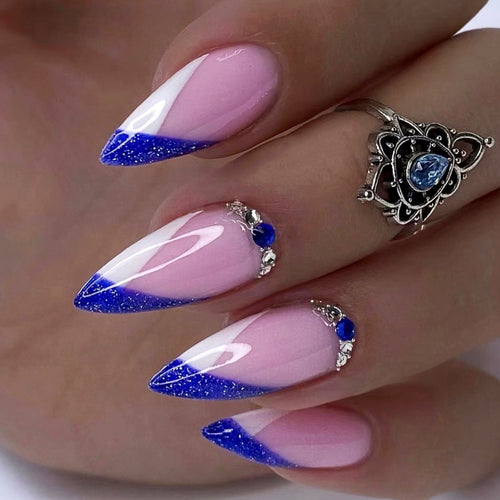 Kunstvolle Nagelspitzen Karnz