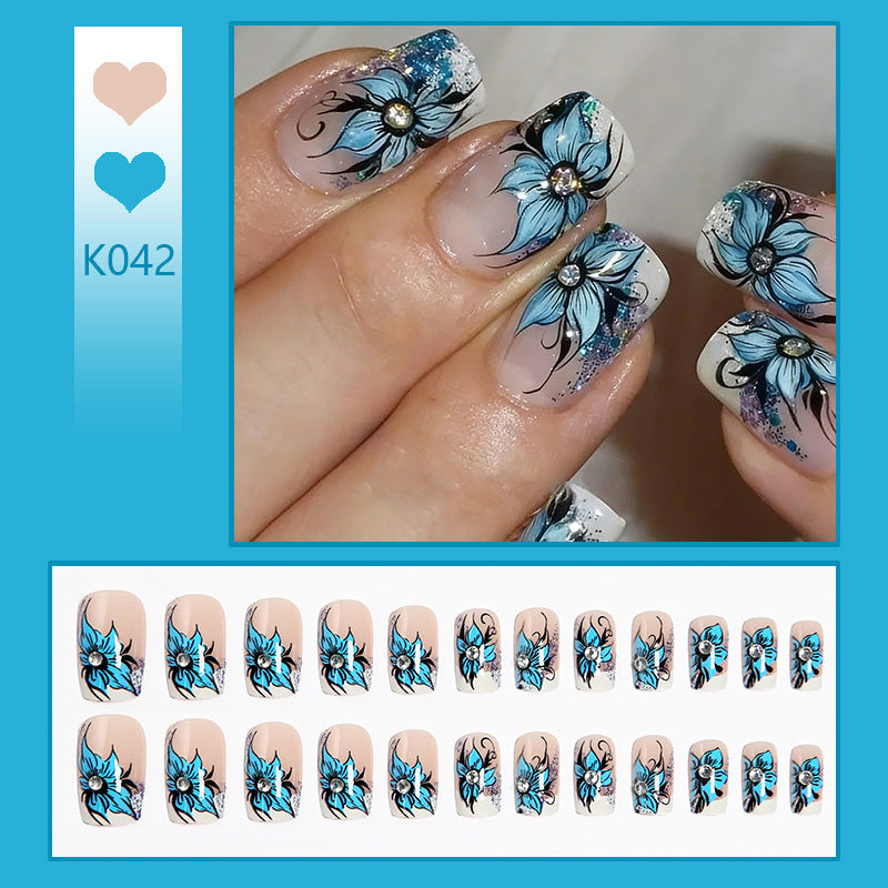 Kunstnägel mit floralen Details Karnz