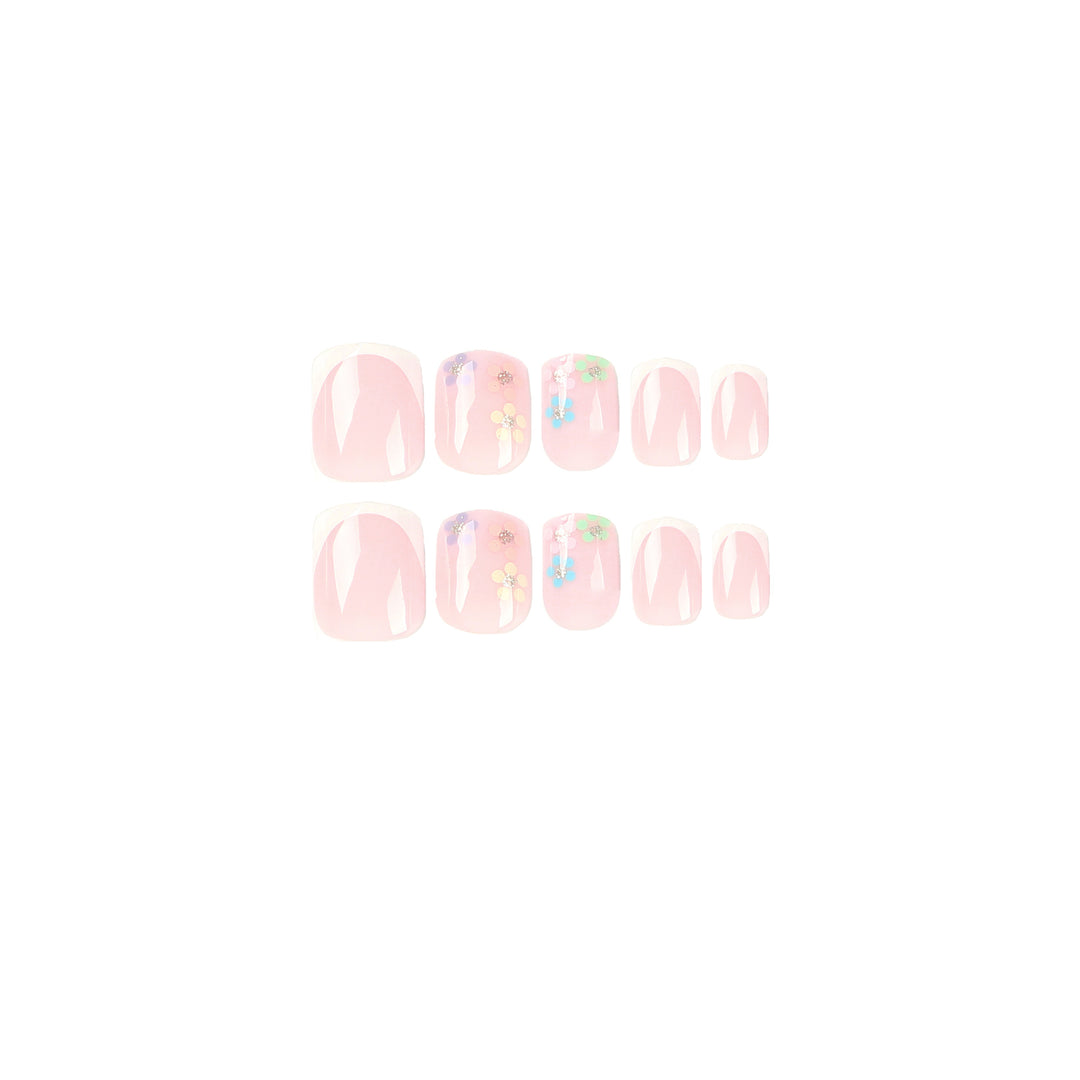Kunstvolle Nagelkunst mit floralem Akzent und elegantem French-Tip Karnz