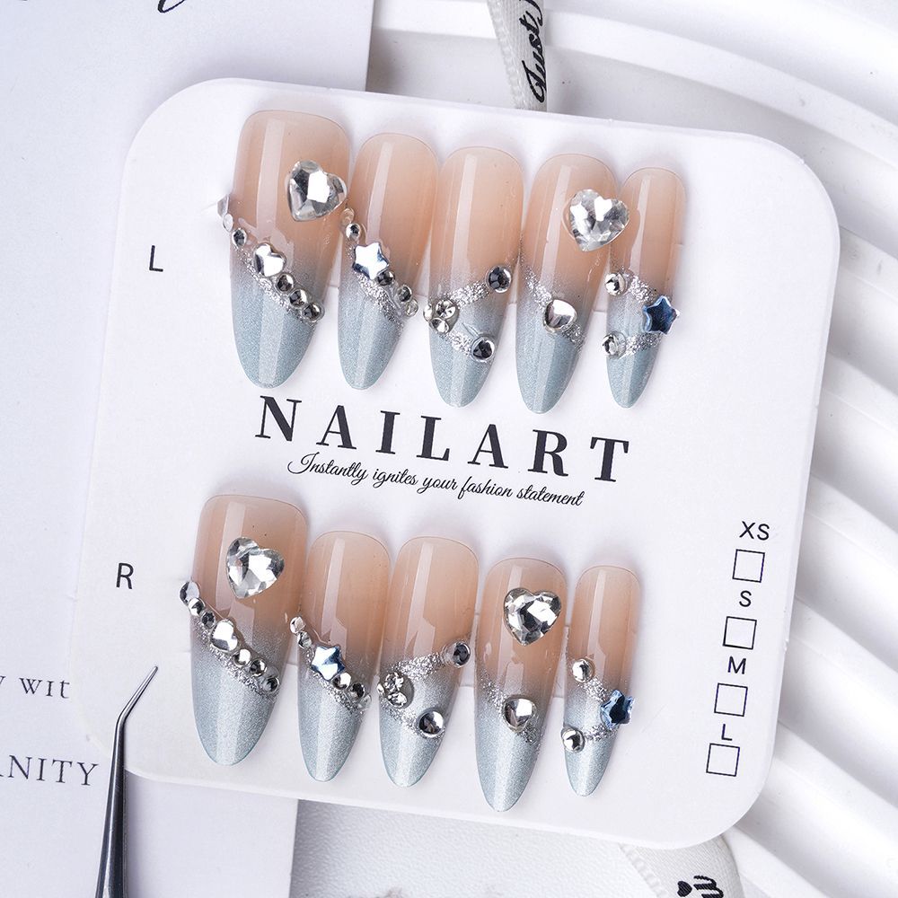 Kreatives thematisches Press-On-Nagelset Karnz