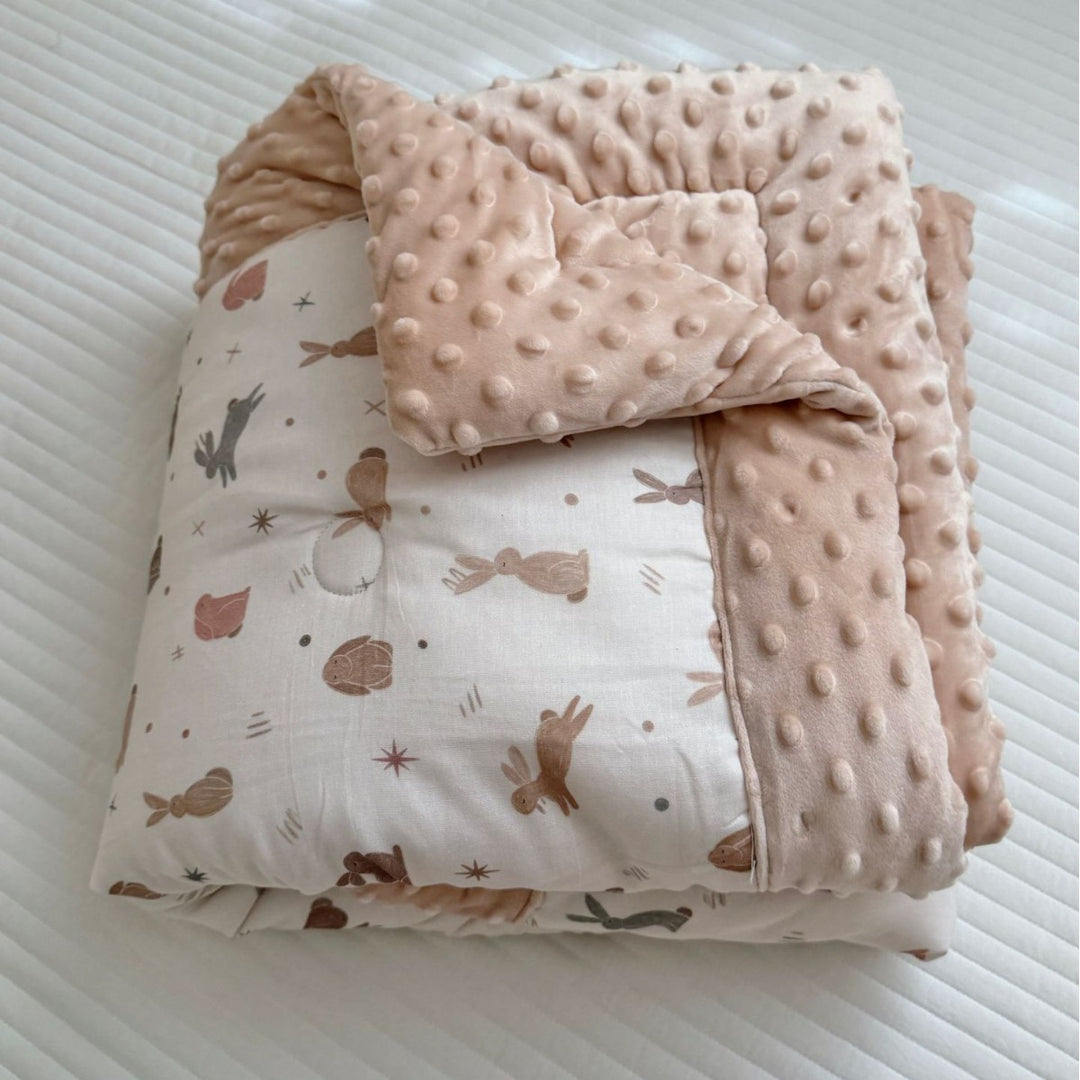 Wendbare Minky Dot Babydecke mit Baumwoll-Teddy-Druck und gestepptem Futter