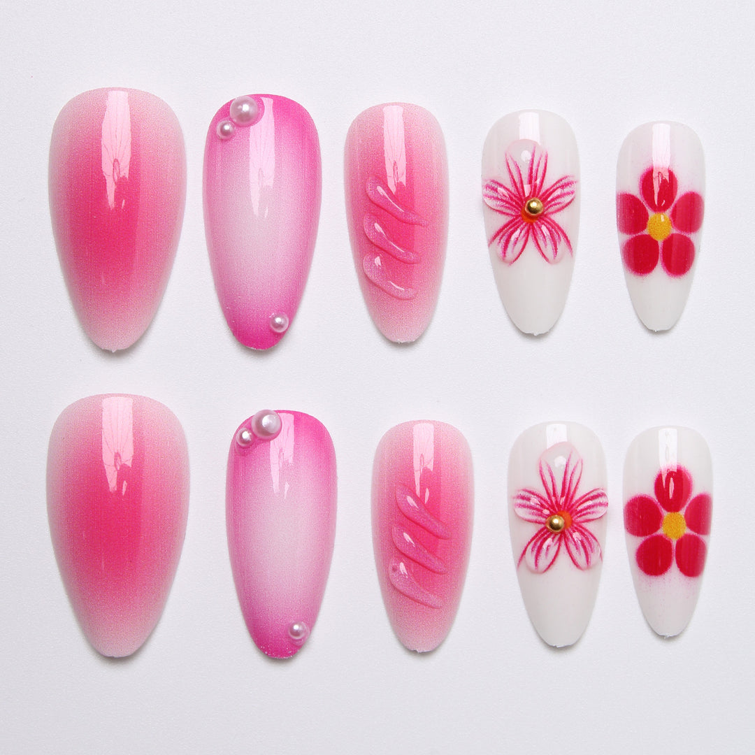 Kunstnagelset mit filigranen Blüten-Designs und schimmernden Akzenten Karnz
