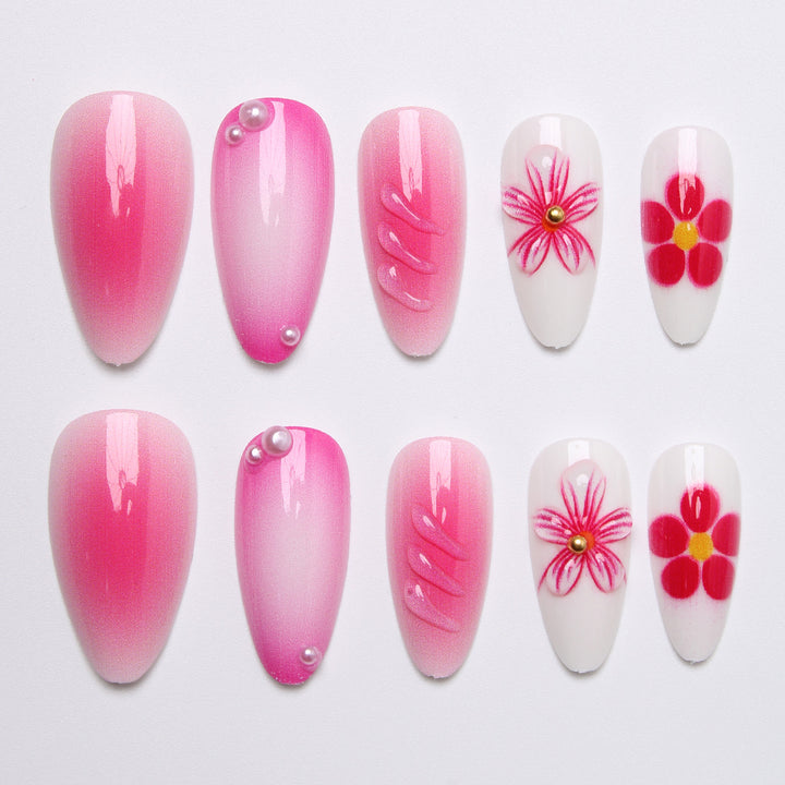 Kunstnagelset mit filigranen Blüten-Designs und schimmernden Akzenten Karnz