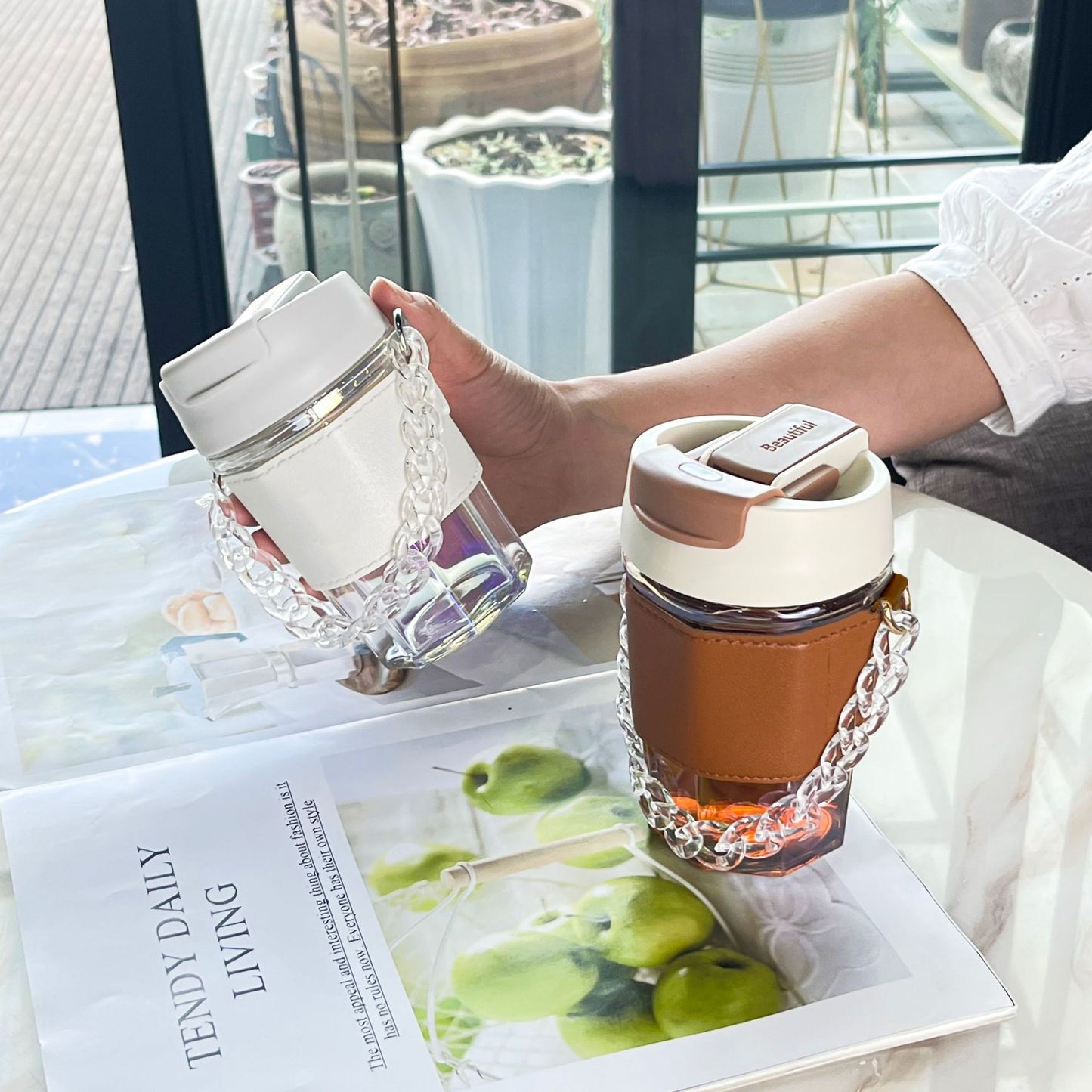 Damen trendiger Glasbecher mit Ketten-Tragegurt Karnz
