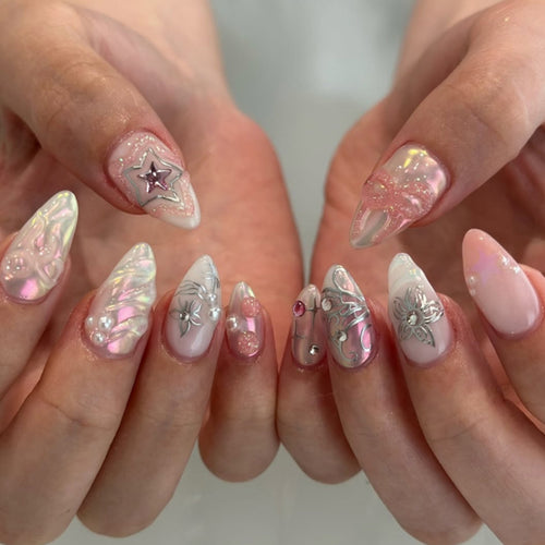 Kunstvolle Nagelverlängerungen mit glänzenden Verzierungen Karnz
