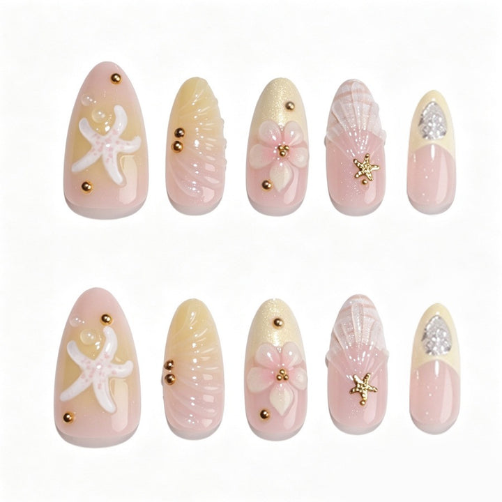Kunstnagelset mit floralen 3D-Elementen und goldenen Akzenten Karnz