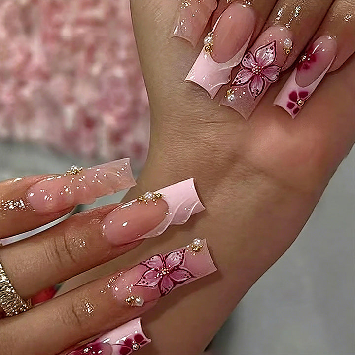 Elegante Kunstnägel mit handbemalten floralen Akzenten Karnz