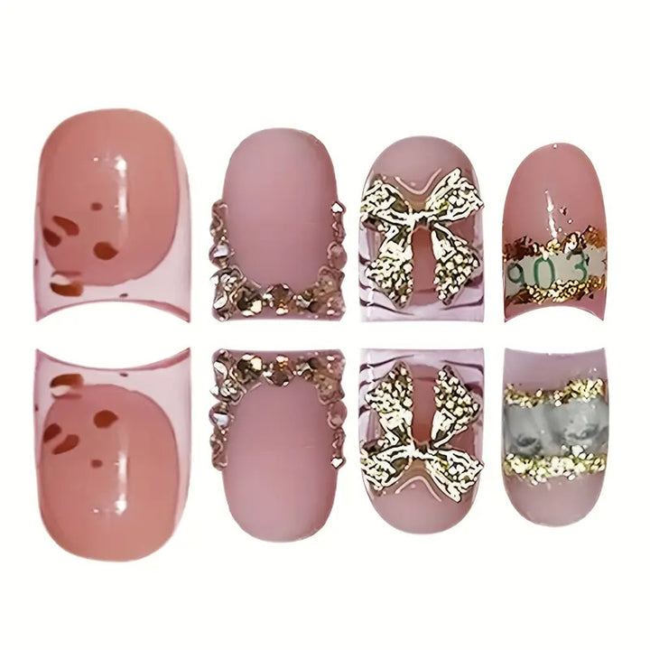 Dekorative gold-akzentierte Press-On Nagelkunst Karnz