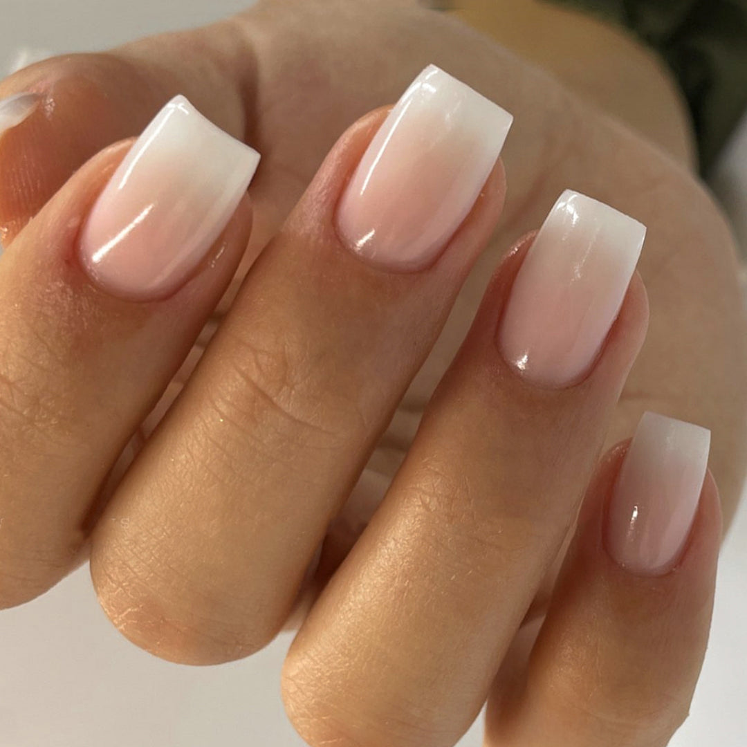 Kunstvolle Nagelverlängerungen mit wippenden Ombre Übergängen Karnz
