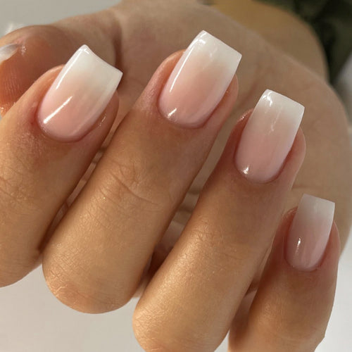 Kunstvolle Nagelverlängerungen mit wippenden Ombre Übergängen Karnz