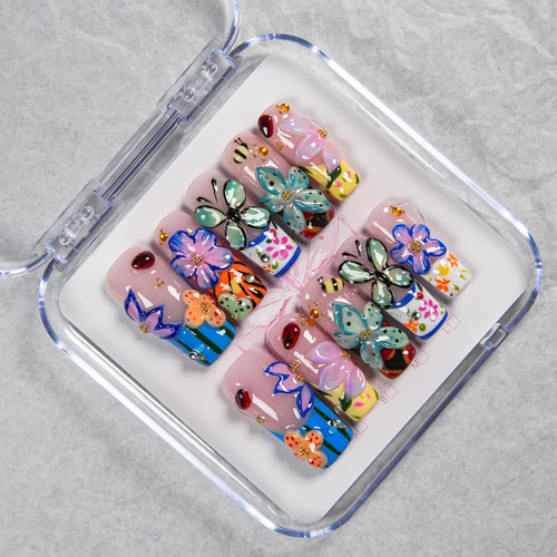 Künstlerisches Press-On-Nagelset mit buntem Design