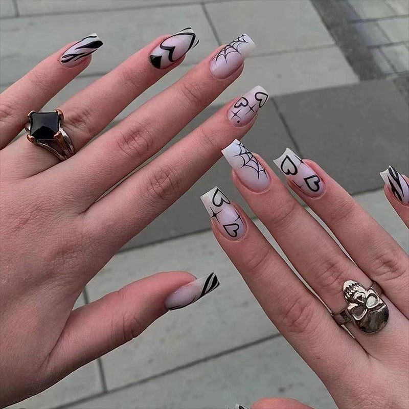 Kunstnägel im modernen Gothic-Stil Karnz