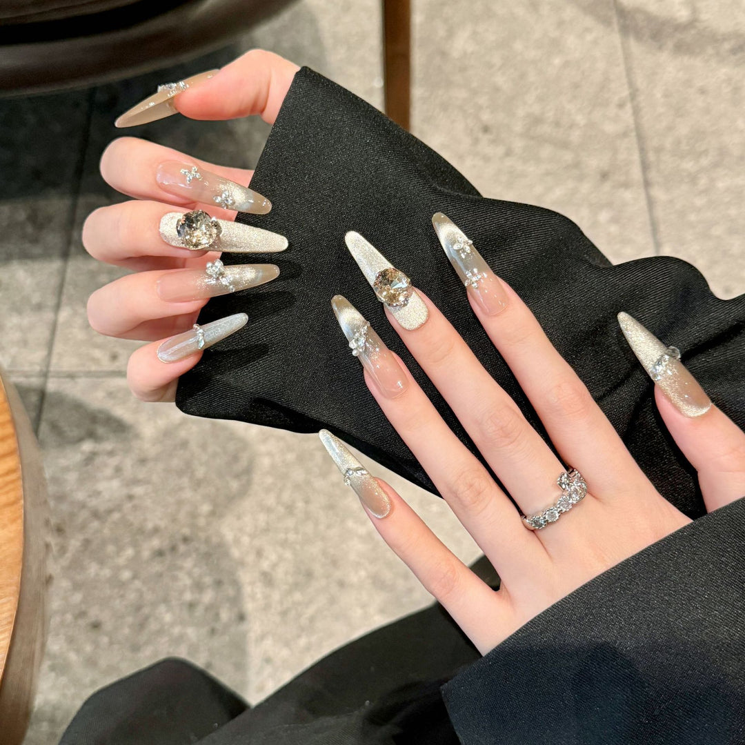 Glamouröse Stiletto Press-On Nägel mit Strass- und Metallic-Akzenten
