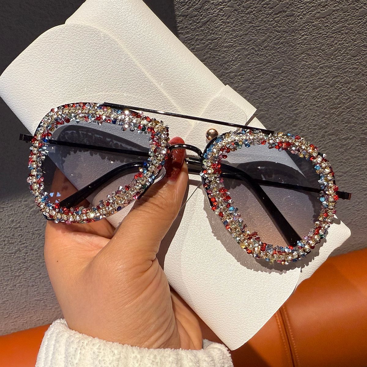 Damen Sonnenbrille mit extravagantem Strassrahmen Karnz