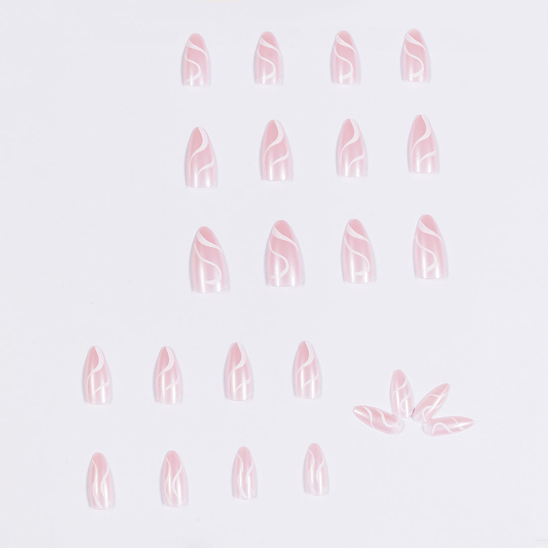 Kunstvolle Nagelverlängerungen mit geschwungenem Design Karnz
