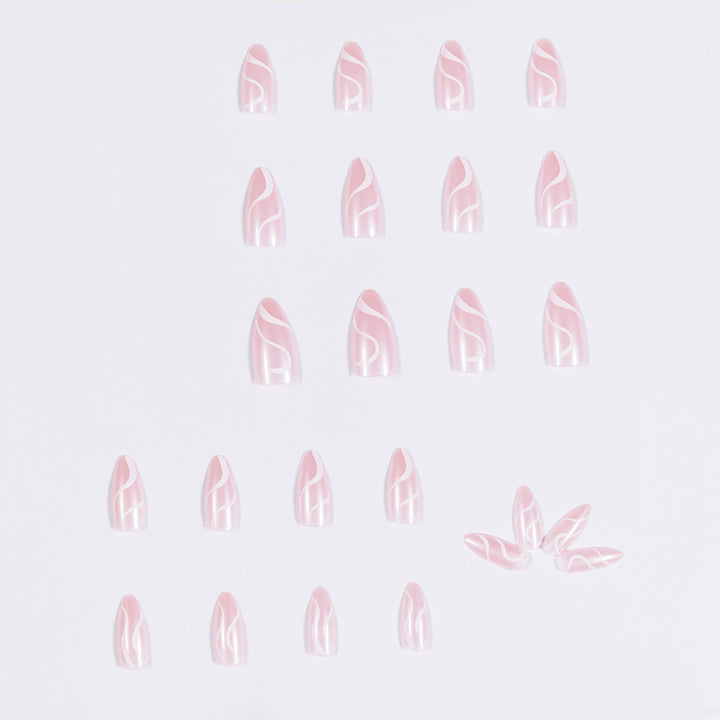 Kunstvolle Nagelverlängerungen mit geschwungenem Design Karnz