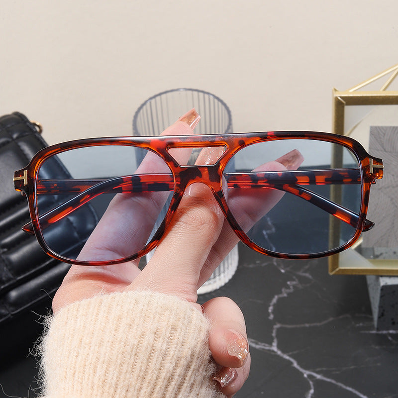 Damen modische Brille mit feinem Rahmen und strengen Konturen Karnz