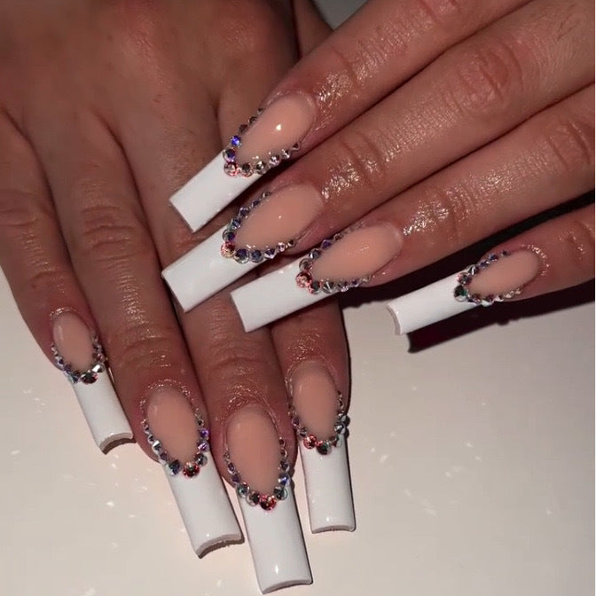 Kunstnagelset mit glamourösen Strass- und eleganten Spitzenverzierungen Karnz